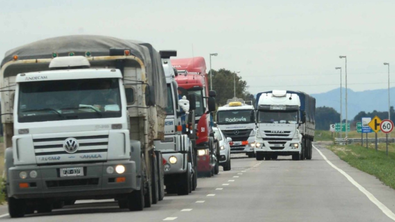 El dólar y el acuerdo paritario aceleran los costos del transporte de cargas, dice FADEEAC