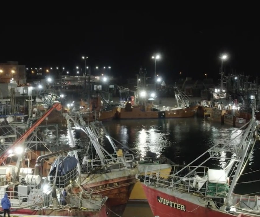 Barcos pesqueros más grandes y más carga en el puerto de Rawson