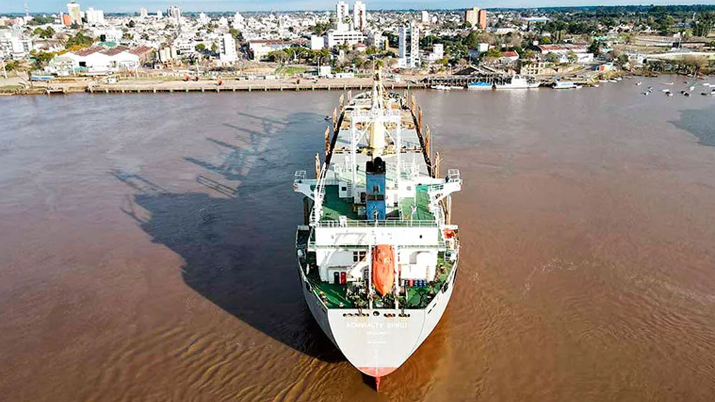 Llegó a Concepción del Uruguay el primero de los tres barcos que exportará madera en julio