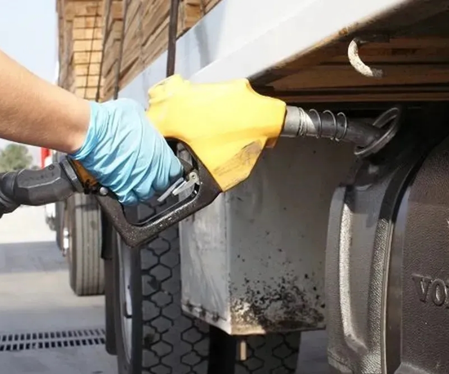 Según la FADEEAC, mejoró el acceso del combustible para los transportistas