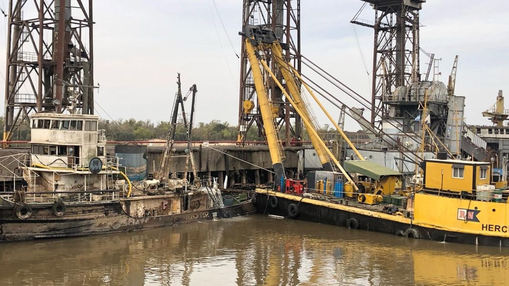 RN Salvamento reflotó un antiguo titán de los puertos argentinos