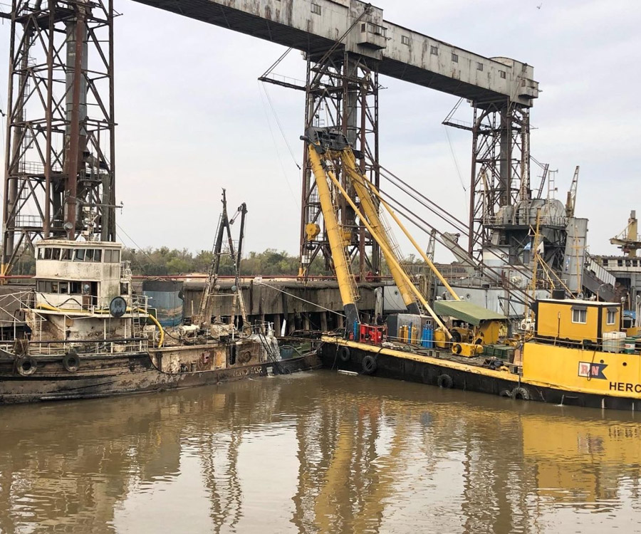 RN Salvamento reflotó un antiguo titán de los puertos argentinos