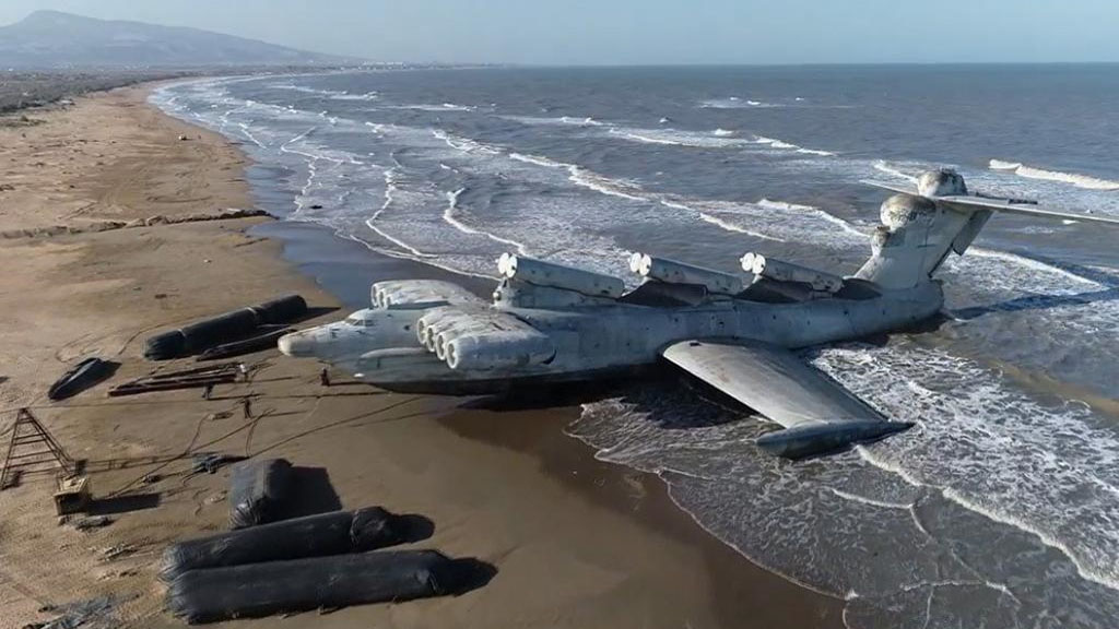 Mitad barco, mitad avión: el leviatán soviético que terminó varado en la costa del mar Caspio