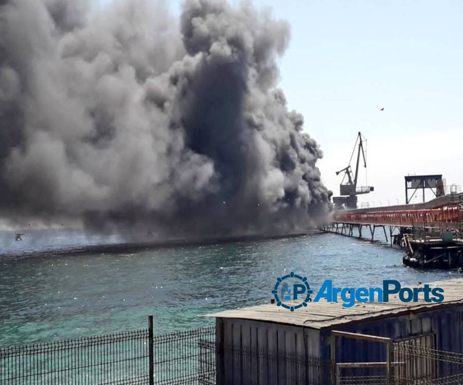 En video: espectaculares imágenes del incendio que afectó al puerto chileno de Mejillones