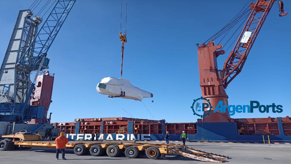 En fotos: llegaron al puerto de Bahía Blanca los dos Sea King modernizados para la Armada