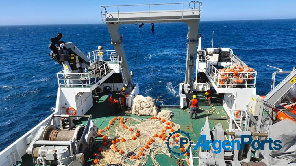 Prefectura participa de una campaña de investigación pesquera en el Mar Argentino