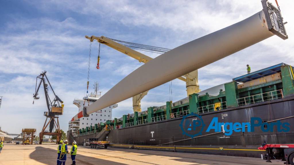 Incesante descarga de aerogeneradores en el puerto de Bahía Blanca