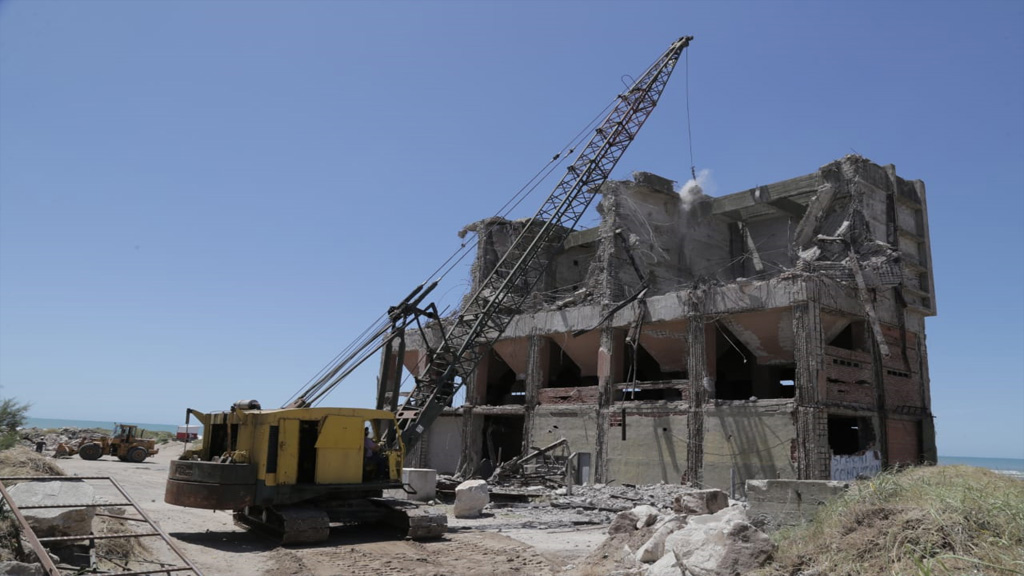 Comenzó la demolición de un viejo silo arenero en el puerto de Mar del Plata