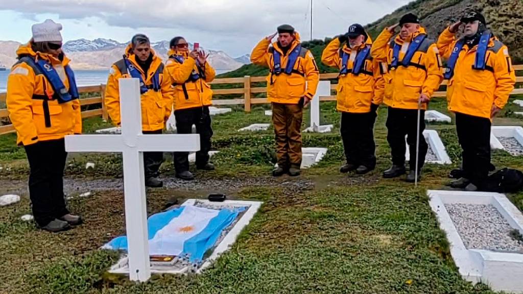 Video: luego de 40 años, los hijos del héroe sepultado en las Georgias visitaron su tumba