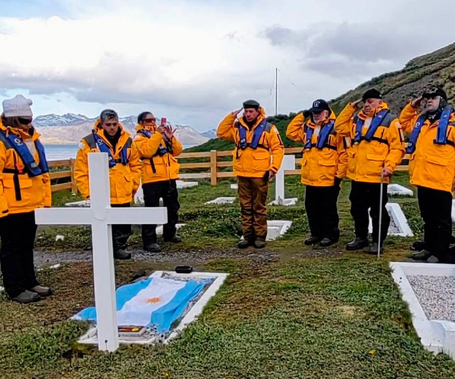 Video: luego de 40 años, los hijos del héroe sepultado en las Georgias visitaron su tumba