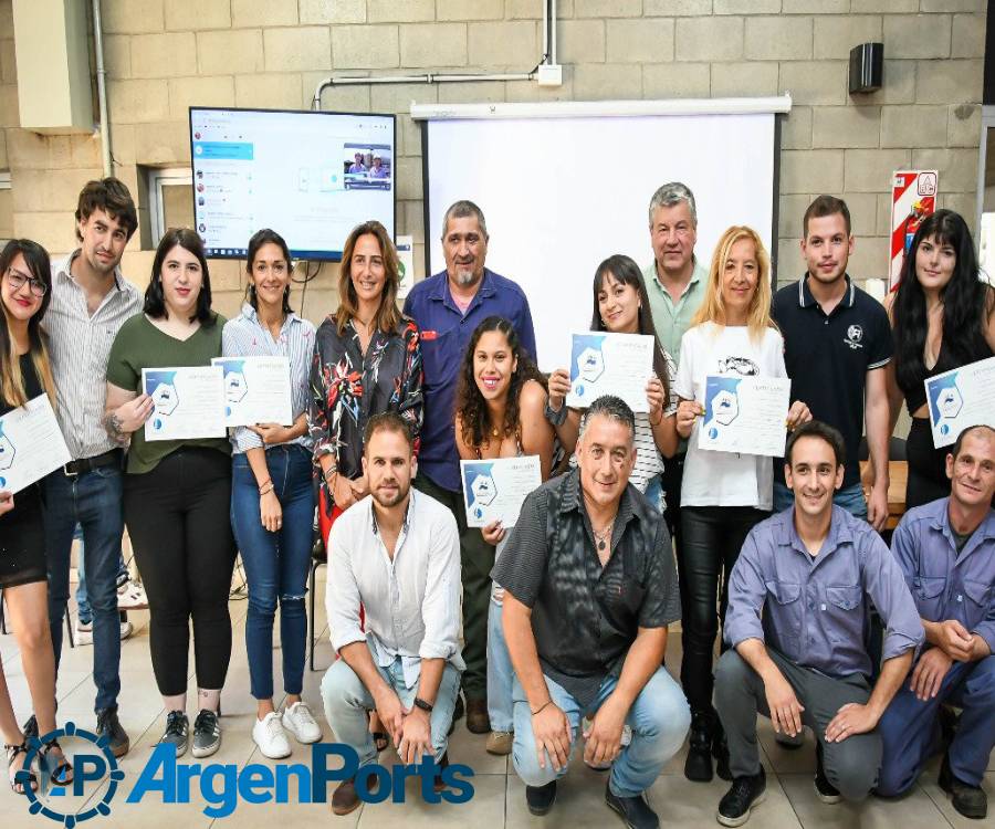 Carla Monrabal y Pedro Wasiejko entregaron diplomas del programa Formar para Trabajar