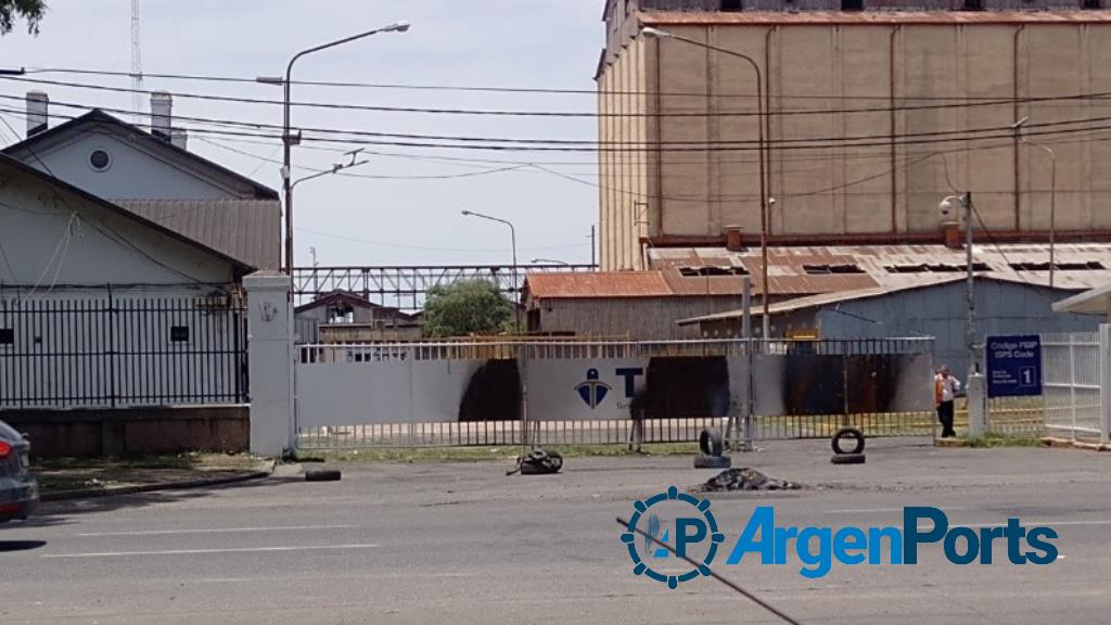 Terminal Puerto Rosario no acató la conciliación y el puerto sigue parado