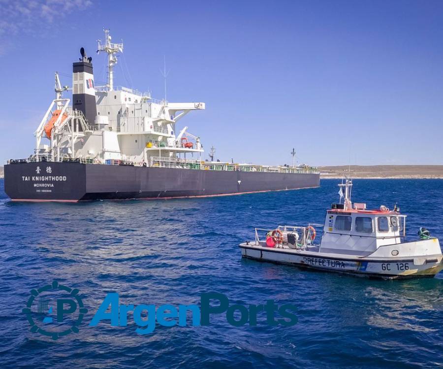 En fotos: avanza en la rada de puerto Madryn la reparación del granelero chino