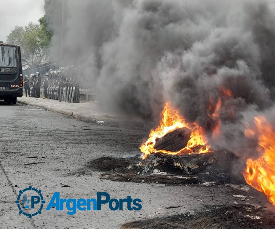 Sigue la tensión en el puerto de Rosario