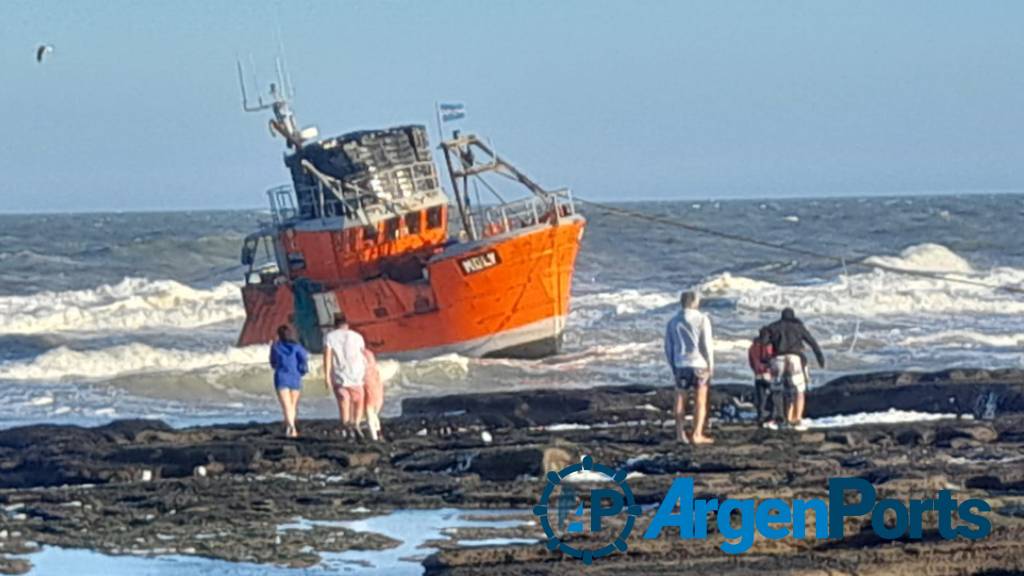 Remolcarán al pesquero de la flota amarilla de Rawson que encalló en playa Magagna