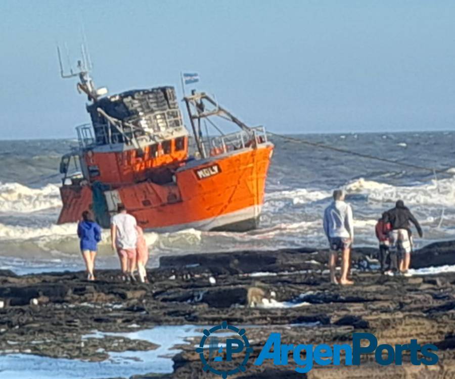 Remolcarán al pesquero de la flota amarilla de Rawson que encalló en playa Magagna