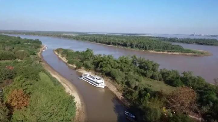 Un barco espera, desde hace casi 3 años, que el Paraná suba para poder navegar