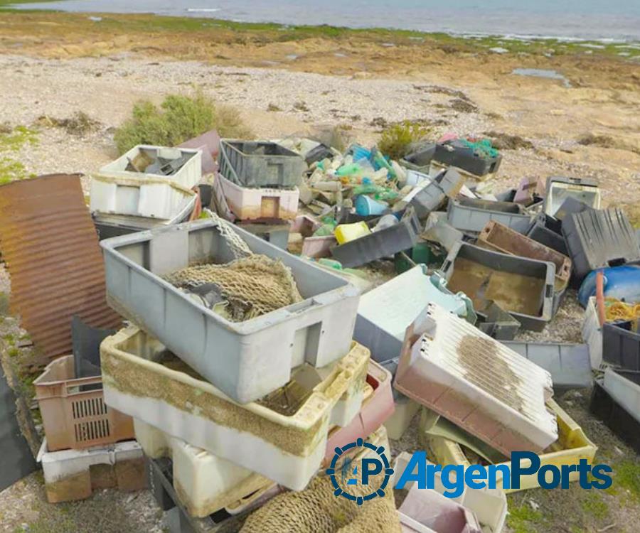 La Armada trasladará a Puerto Camarones la basura plástica que se acumula en isla Tovita