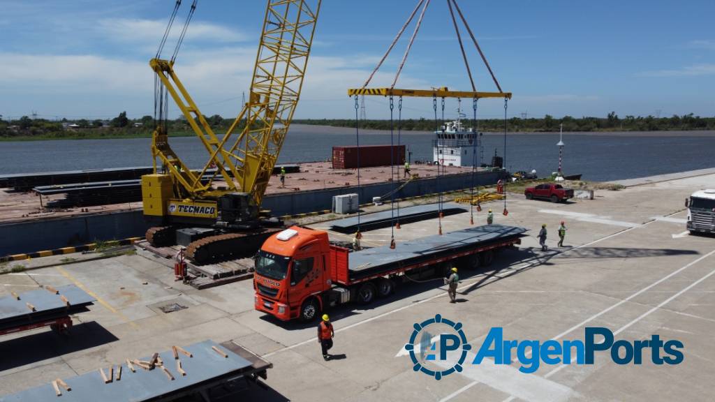 Granos y chapas de acero generan movimiento en el puerto de Santa Fe