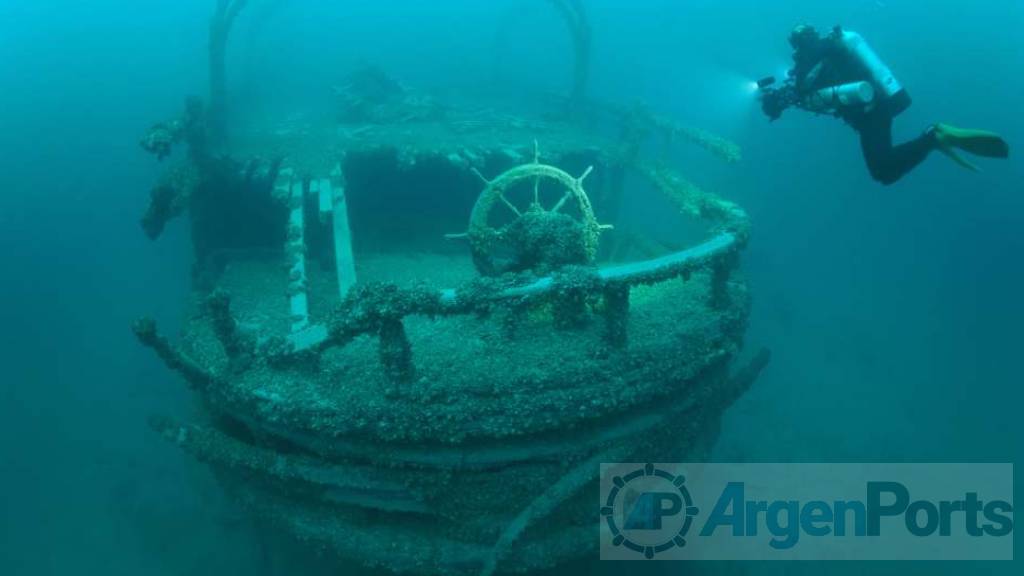 Monedas de oro y whiskey, los secretos de un naufragio en el lago Michigan