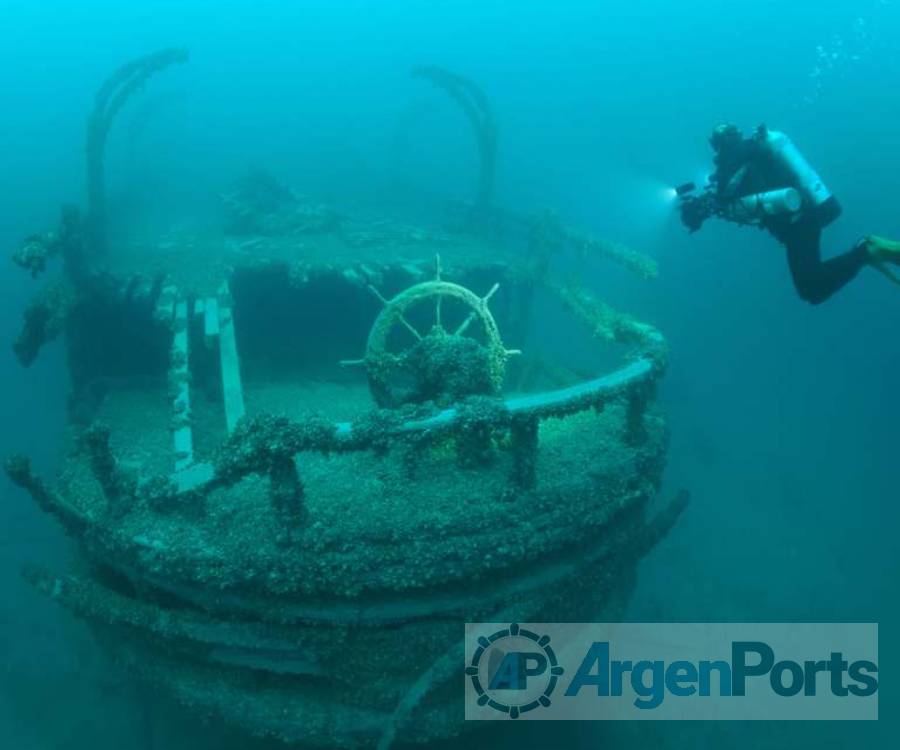 Monedas de oro y whiskey, los secretos de un naufragio en el lago Michigan