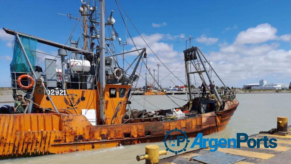 Chubut: los barcos que descarguen deberán precintar sus bodegas al terminar de pescar