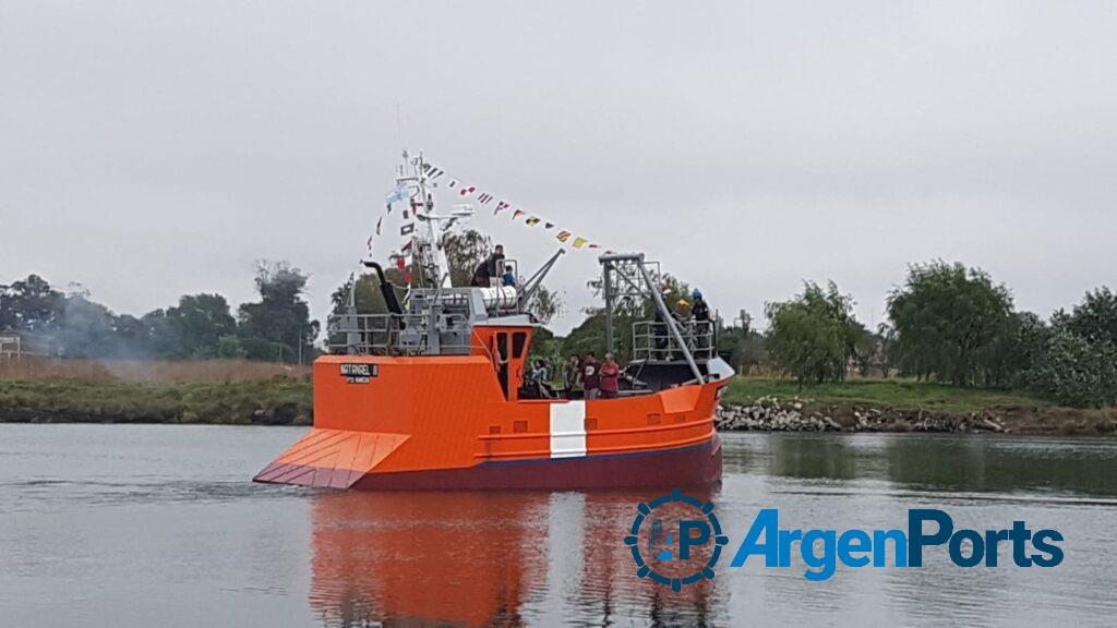 Botadura del pesquero Natanael II en el astillero Aloncar, de Quequén