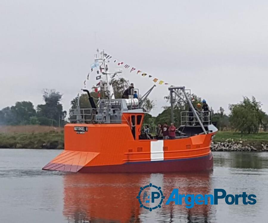 Botadura del pesquero Natanael II en el astillero Aloncar, de Quequén