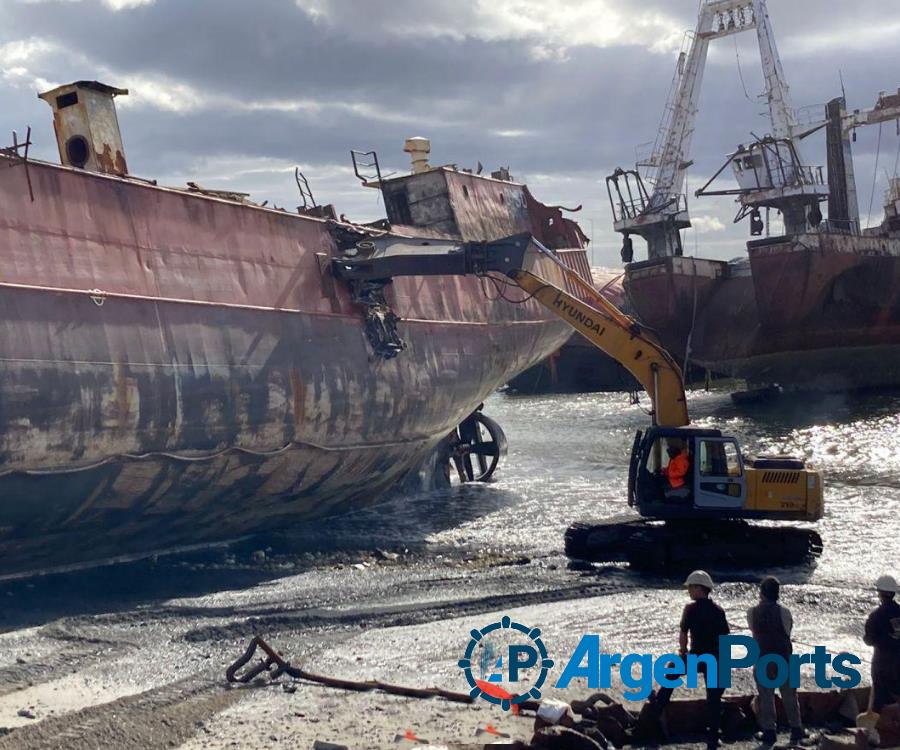 Puerto Madryn: continúa realizándose el desguace del Pescargen IV