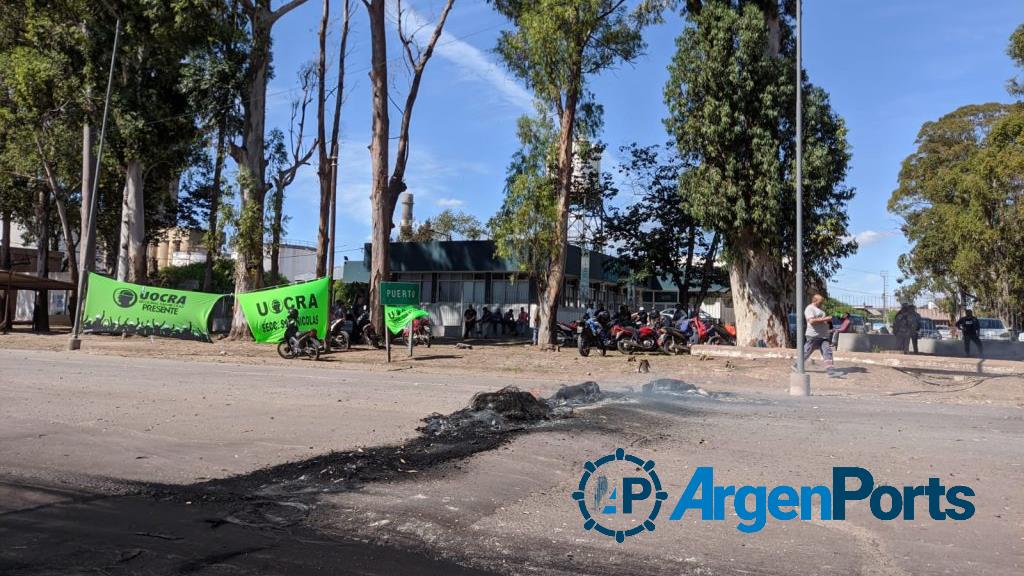 La UOCRA cortó el acceso al puerto de San Nicolás