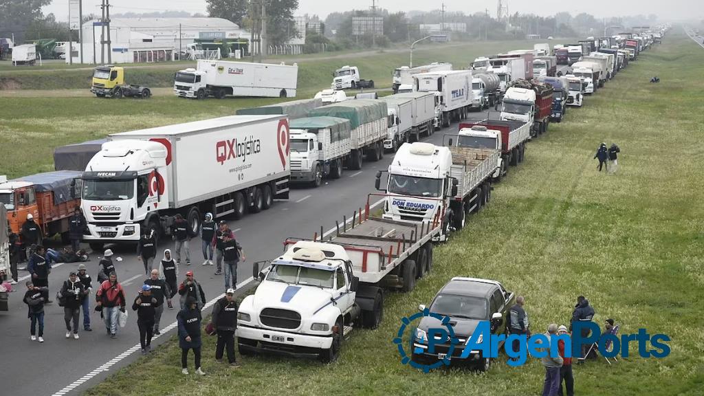 Un paro del sindicato de fleteros afecta la actividad de los puertos