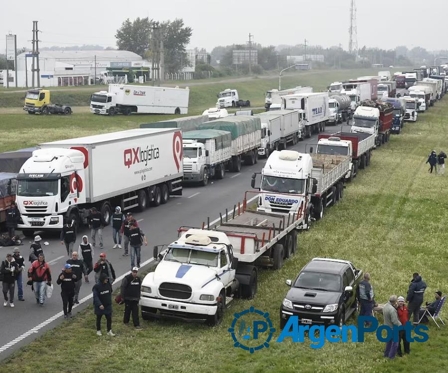 Un paro del sindicato de fleteros afecta la actividad de los puertos