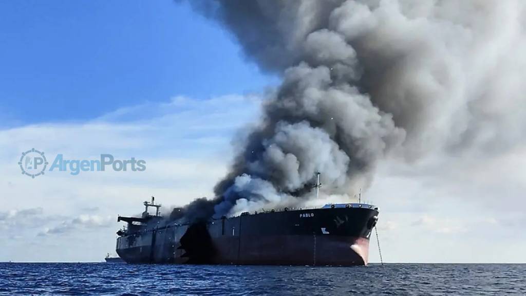 Videos: espectaculares imágenes de la explosión en un buque petrolero