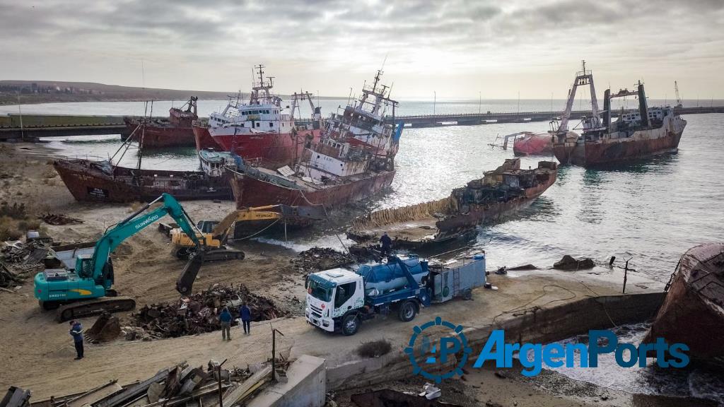 Puerto Madryn: extrajeron restos ambientales del buque Kami