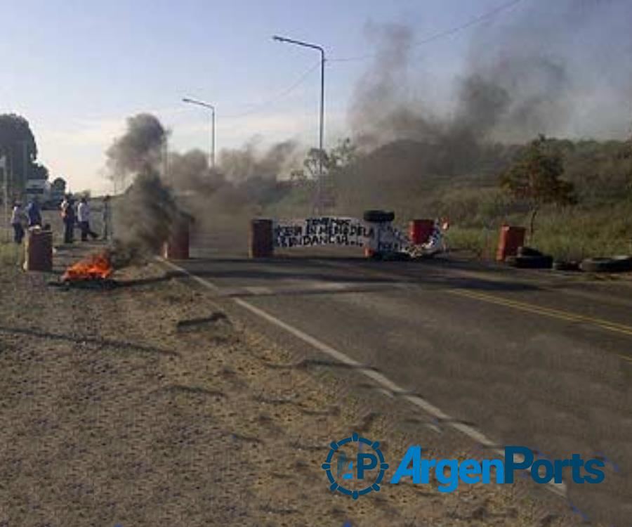 Puerto San Antonio Este: trabajadores de una pesquera cortaron el acceso