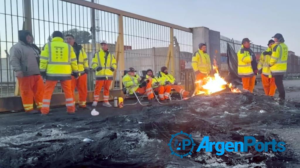 Puerto Rosario: se mantiene el paro por la muerte de un operario