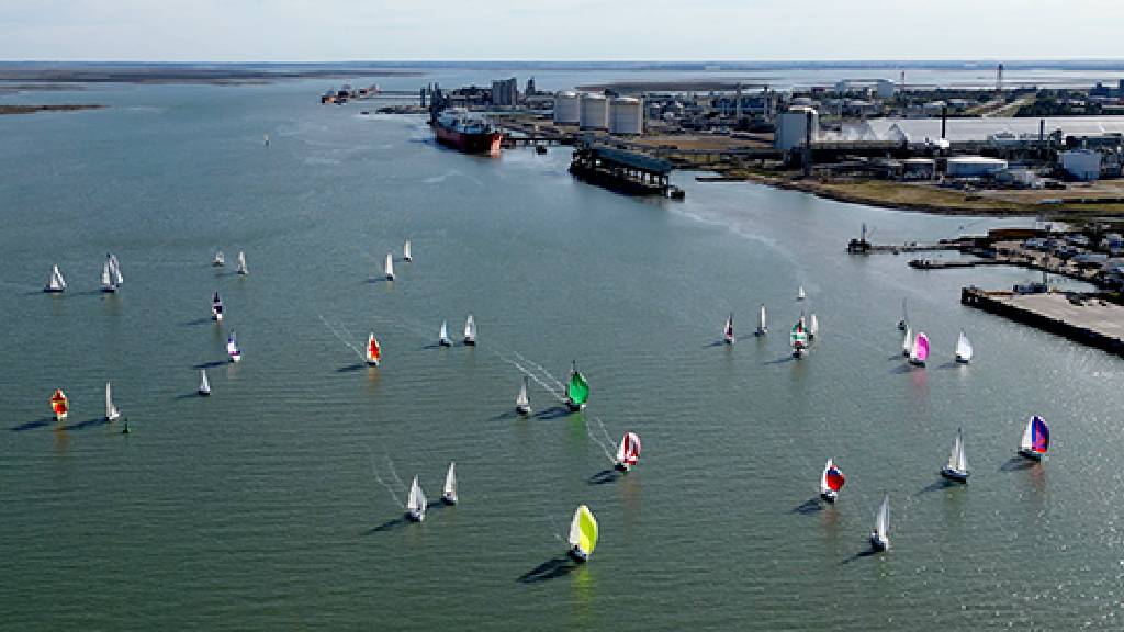 Día de la Armada: una regata unió los muelles de Puerto Belgrano e Ingeniero White