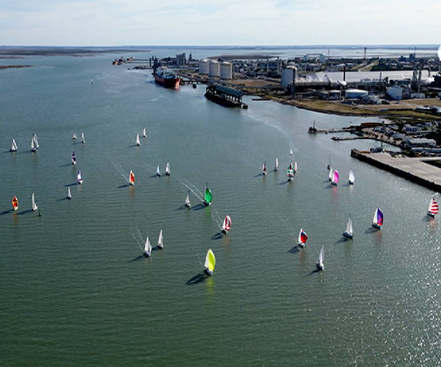 Día de la Armada: una regata unió los muelles de Puerto Belgrano e Ingeniero White