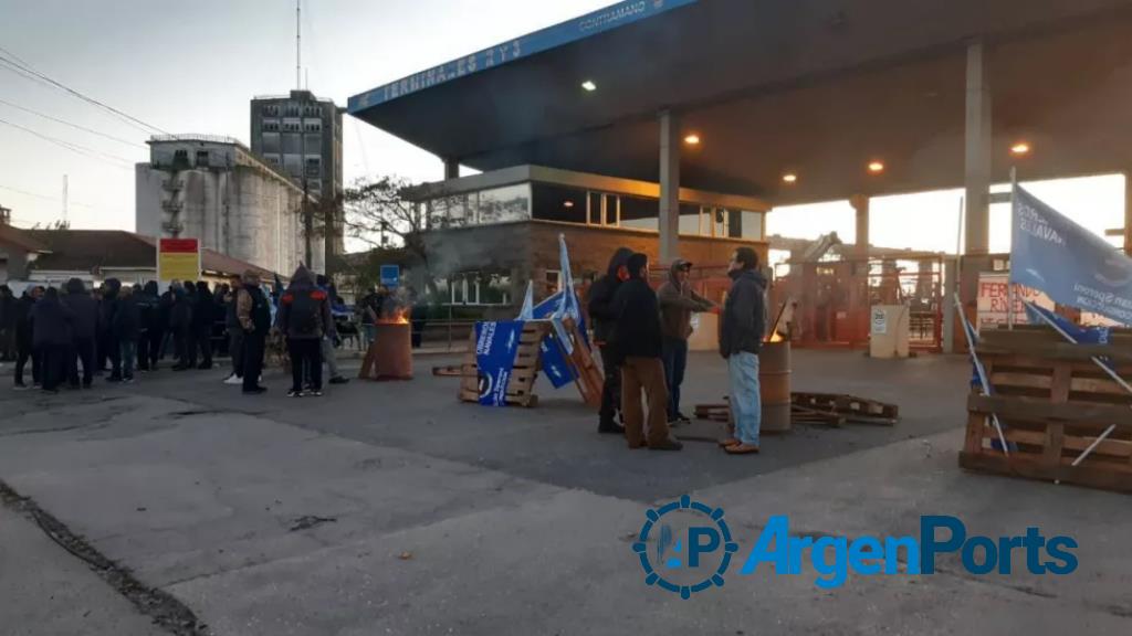 Mar del Plata: obreros bloquean el acceso a terminales portuarias en reclamo de paritarias