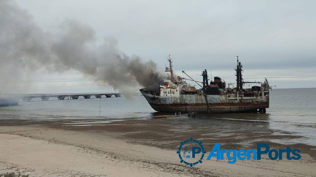 En fotos: se incendió uno de los barcos abandonados en la costa de Puerto Madryn