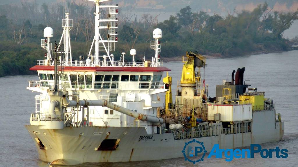 Una draga ya trabaja en la zona del Paraná donde un granelero varó más de cuatro días