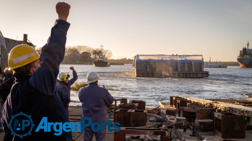 Botaron en el Astillero Río Santiago una compuerta para un dique de Puerto Belgrano