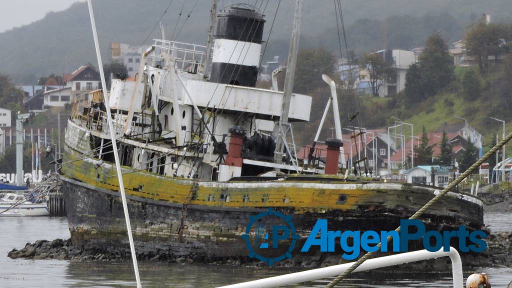 El buque de la Segunda Guerra Mundial que está encallado en Ushuaia