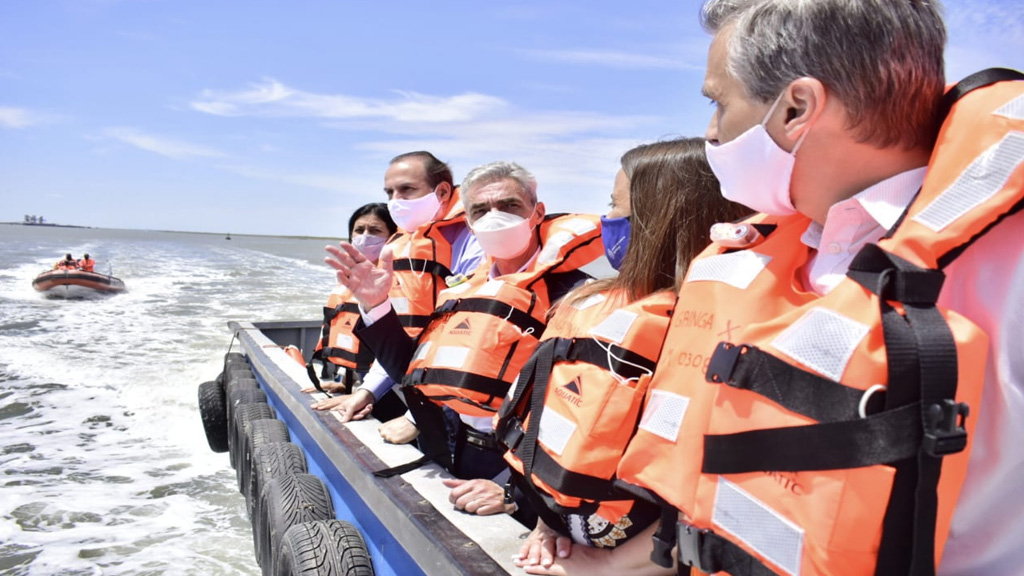 Meoni recorrió por mar y tierra el puerto de Bahía Blanca y anunció inversiones