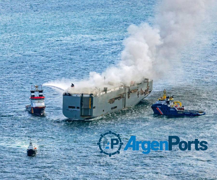 Se incendió un carguero con 3.000 vehículos y el fuego se habría iniciado en un auto eléctrico