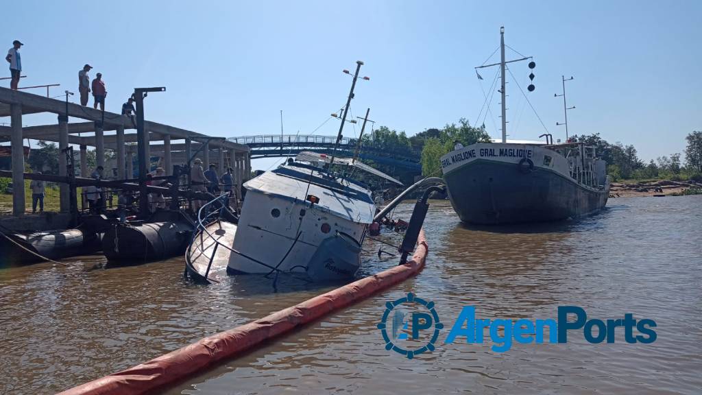 Un barco arenero quedó semihundido en el puerto de Reconquista