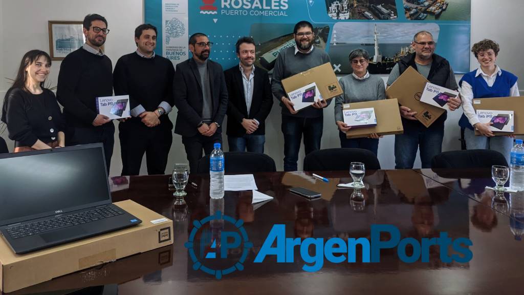 Entrega de equipamiento informático al personal de Puerto Rosales