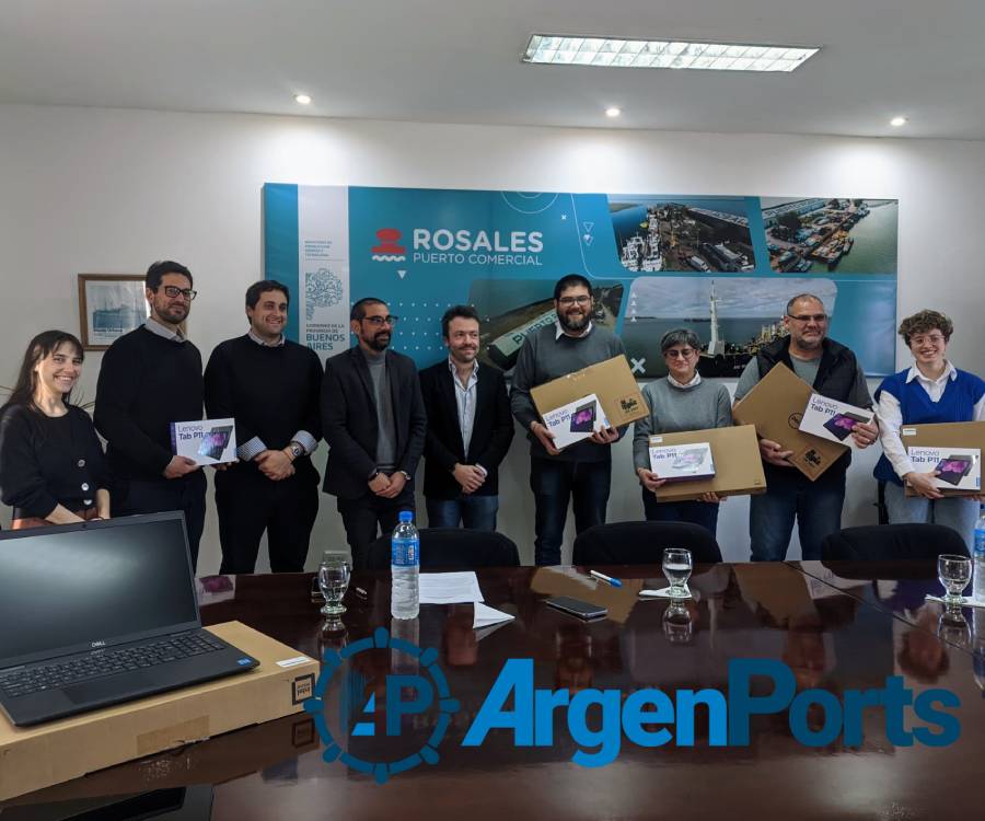 Entrega de equipamiento informático al personal de Puerto Rosales