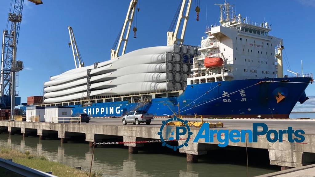 Intenso movimiento de aerogeneradores en el puerto de Bahía Blanca