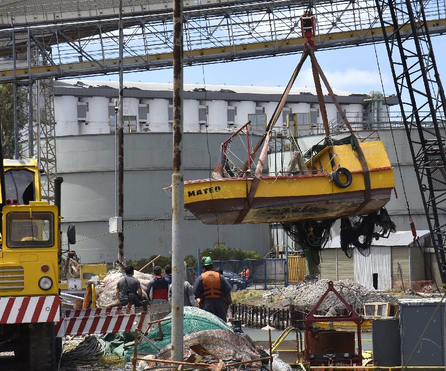 “Lanchas hundidas y estructuras colapsadas”, el panorama que vio Télam en Bahía Blanca